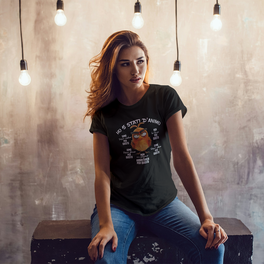 Due T-shirt 5 stati d'animo de Il mio negozio, in bianco e nero, presentano un gufo arancione a fumetti con un testo in italiano sui cinque stati d'animo. Entrambe le magliette personalizzate sono appese a grucce di legno in mezzo alle foglie: perfette come idee regalo!.