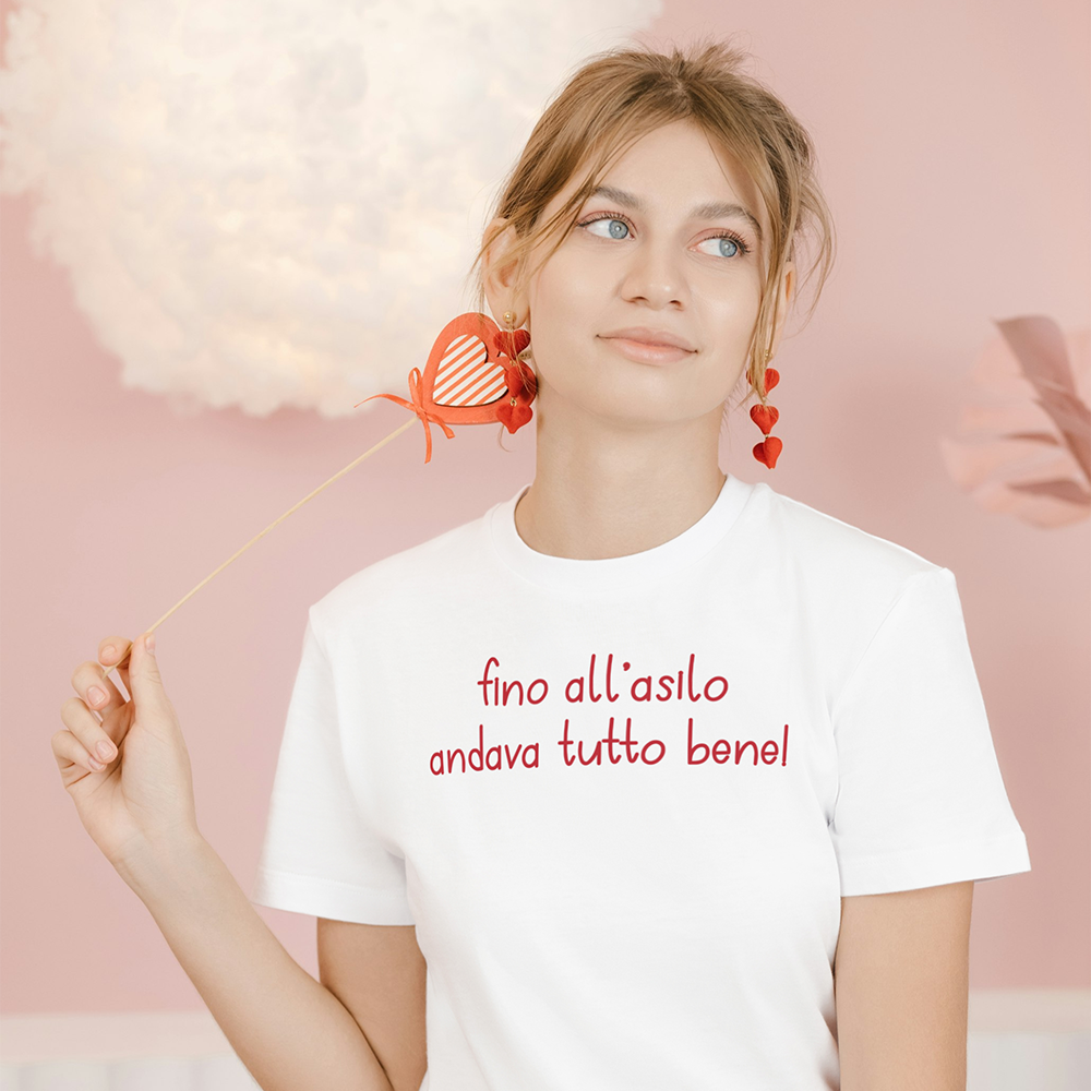 La T-shirt Asilo di Il mio negozio, bianca con scritta rossa "fino all'asilo andava tutto bene!", è perfetta per t-shirt personalizzate o come idea regalo originale.