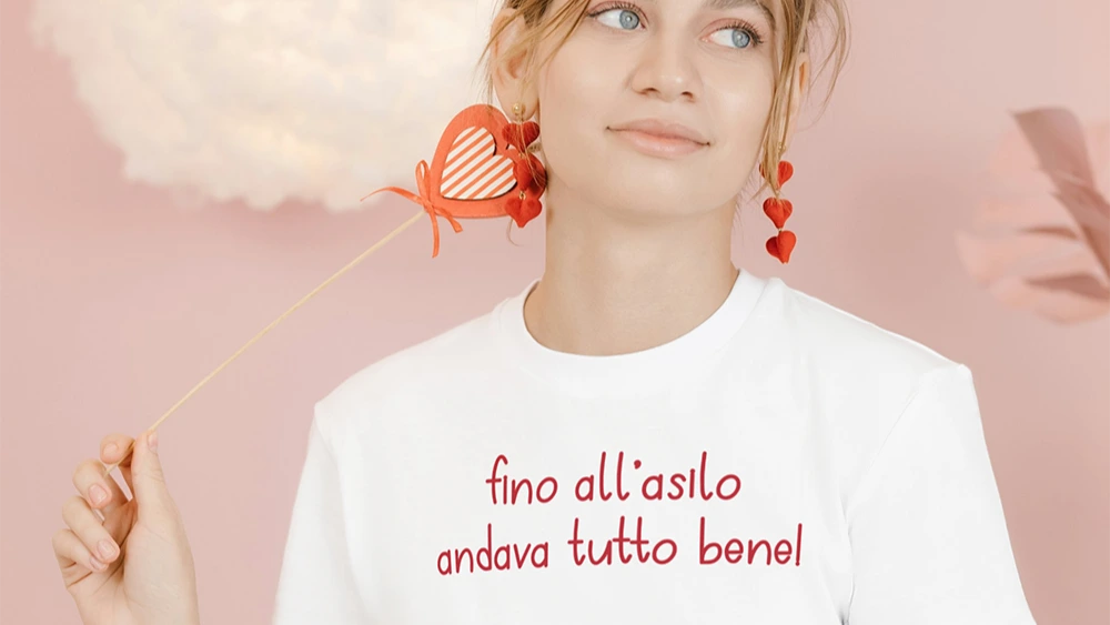 La T-shirt Asilo di Il mio negozio, bianca con scritta rossa "fino all'asilo andava tutto bene!", è perfetta per t-shirt personalizzate o come idea regalo originale.