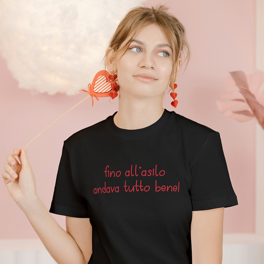 La T-shirt Asilo di Il mio negozio, bianca con scritta rossa "fino all'asilo andava tutto bene!", è perfetta per t-shirt personalizzate o come idea regalo originale.