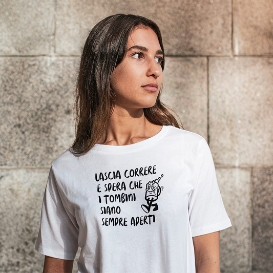 La T-shirt Correre de Il mio negozio è caratterizzata da un testo in italiano e da una figura in corsa dei cartoni animati, con un orlo annodato. Abbinata a un cappello beige e all'eucalipto, è un'idea regalo ideale per gli appassionati di magliette personalizzate divertenti.