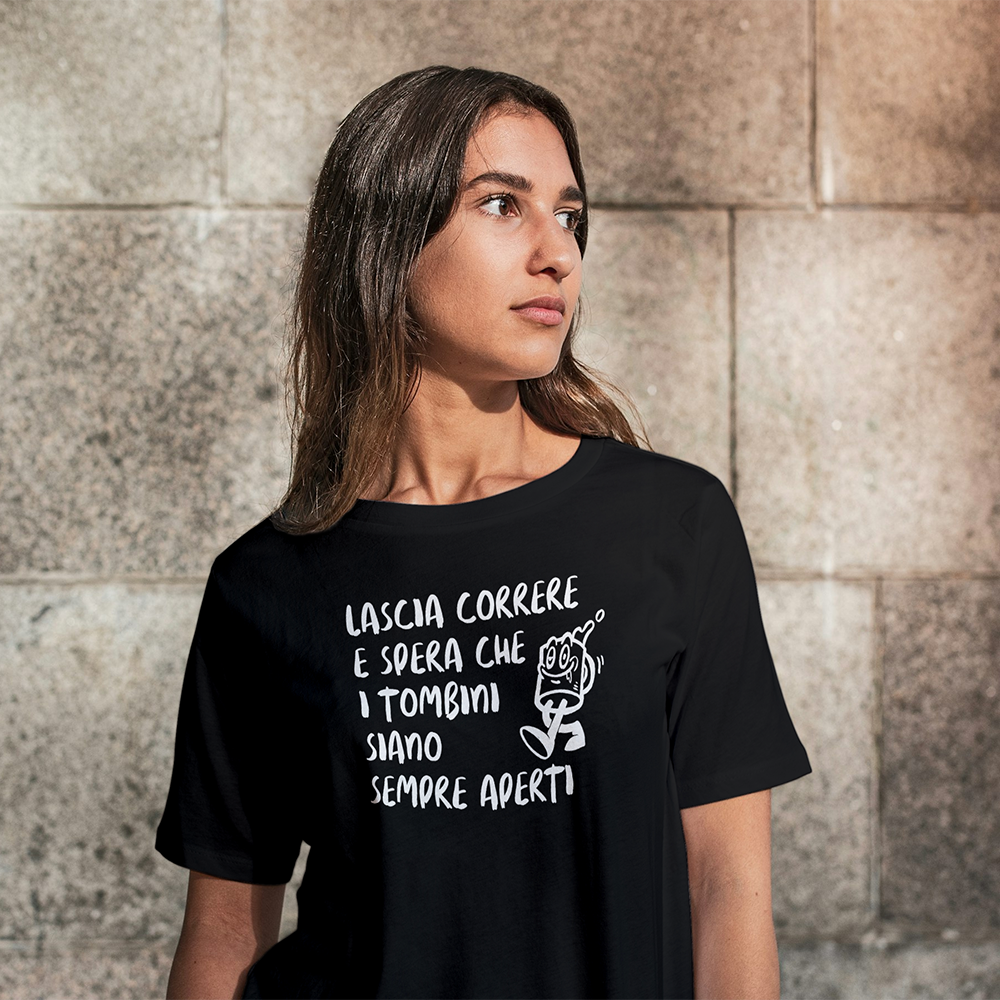 La T-shirt Correre de Il mio negozio è caratterizzata da un testo in italiano e da una figura in corsa dei cartoni animati, con un orlo annodato. Abbinata a un cappello beige e all'eucalipto, è un'idea regalo ideale per gli appassionati di magliette personalizzate divertenti.