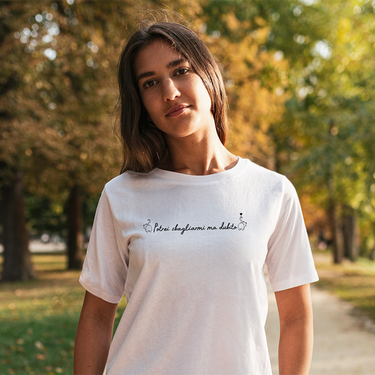 Due T-shirt Dubito Donna de Il mio negozio, una bianca e una nera con la scritta "Përur slogjanme me dashte" in corsivo, appese a grucce di legno su sfondo bianco, ideali per gli appassionati di magliette personalizzate divertenti.