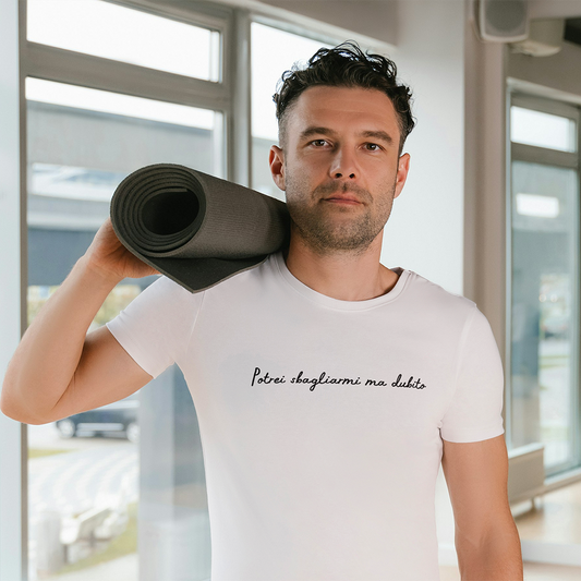 Due T-shirt Dubito Uomo de Il mio negozio, una bianca e una nera con la scritta "Potrei sbagliarmi ma dubito" in corsivo, appese a grucce di legno sotto un'edera verde. Magliette personalizzate divertenti, su sfondo bianco.