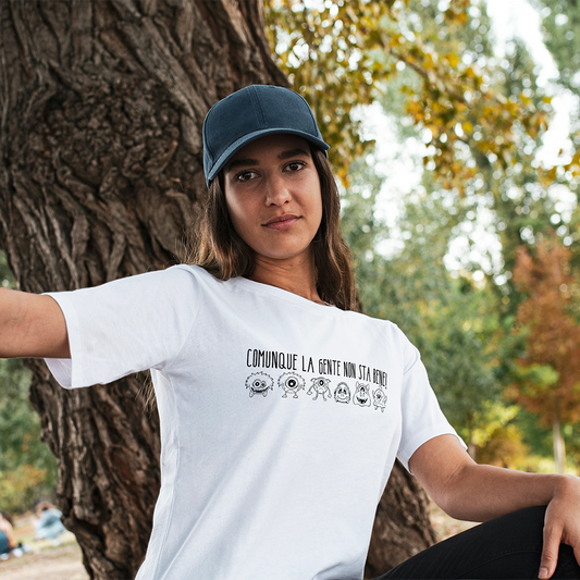 La T-shirt Gente de Il mio negozio riporta la scritta "Comunque la gente non sta bene!" sopra cinque stravaganti mostri dei cartoni animati. Questa divertente t-shirt personalizzata è un ottimo regalo ed è caratterizzata da maniche arrotolate e orlo annodato per un look di tendenza.