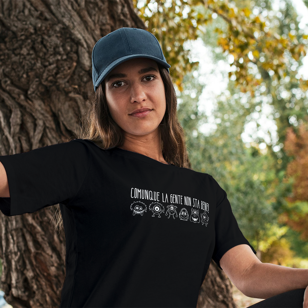 La T-shirt Gente de Il mio negozio riporta la scritta "Comunque la gente non sta bene!" sopra cinque stravaganti mostri dei cartoni animati. Questa divertente t-shirt personalizzata è un ottimo regalo ed è caratterizzata da maniche arrotolate e orlo annodato per un look di tendenza.