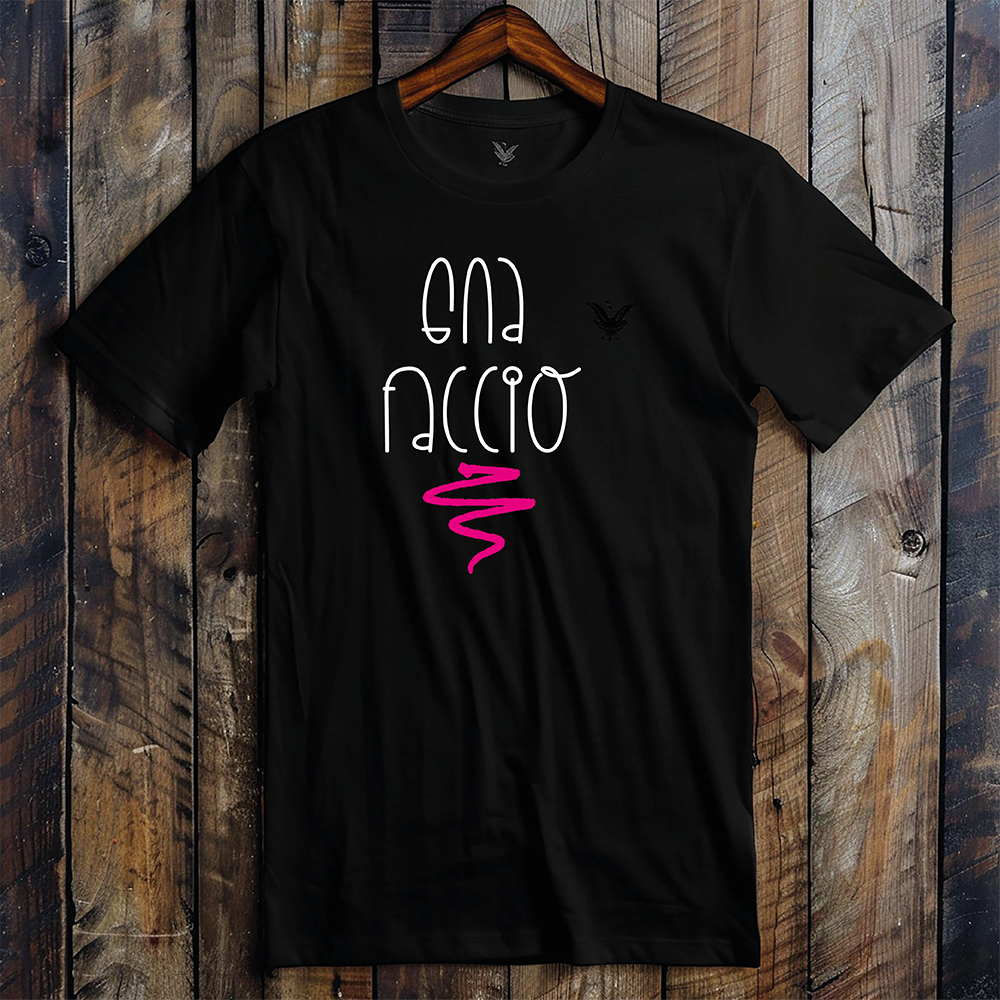 La T-shirt nera Gna faccio di Il mio negozio è appesa a una parete di legno, con la scritta "GNA FACCIO" in bianco con un ghirigoro rosa e un piccolo logo nero sul petto a sinistra, ideale per idee regalo o magliette personalizzate divertenti.