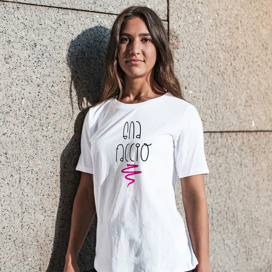 La T-shirt nera Gna faccio di Il mio negozio è appesa a una parete di legno, con la scritta "GNA FACCIO" in bianco con un ghirigoro rosa e un piccolo logo nero sul petto a sinistra, ideale per idee regalo o magliette personalizzate divertenti.