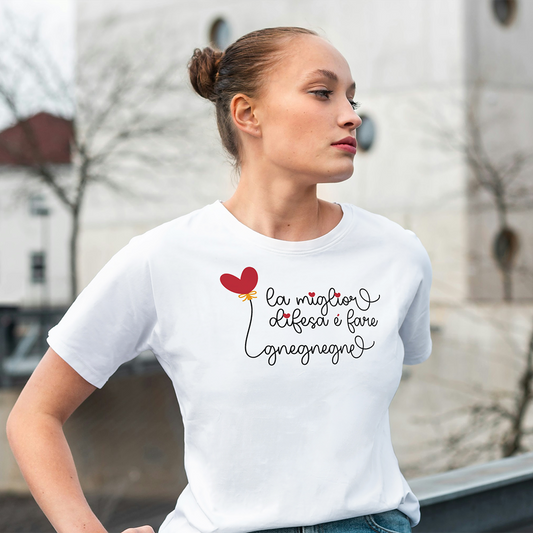 Una "T-shirt Gnegnegne" nera di In Casa di Ale, con scritte bianche e un palloncino rosso a forma di cuore, una delle nostre magliette personalizzate divertenti, posata su una superficie color crema.