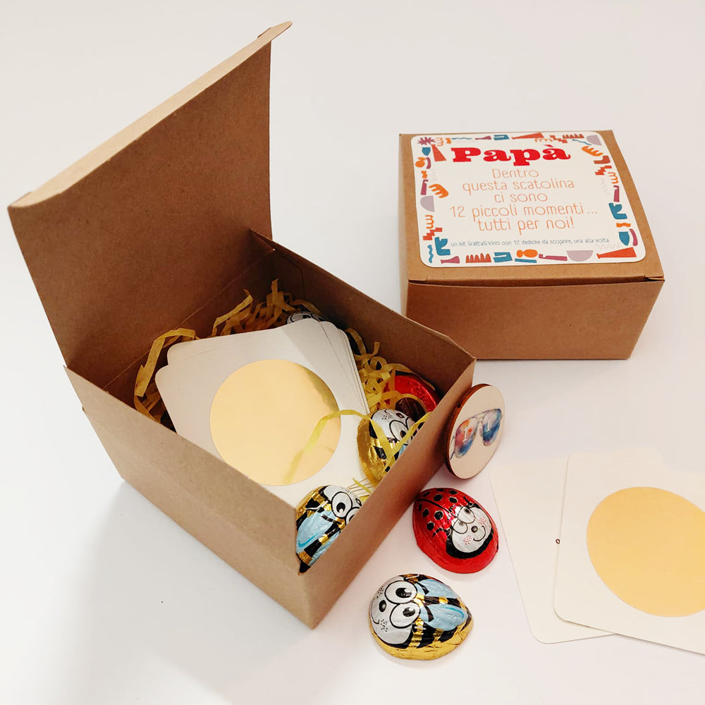 Idea regalo personalizzata per papà con 12 bigliettini gratta e vinci e cioccolatini confezionati in scatola kraft