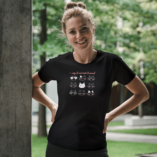 La T-shirt Mood Cats di Il mio negozio, nera con nove facce di gatto e la scritta "my current mood", è l'idea regalo perfetta e una maglietta personalizzata divertente per ogni occasione.