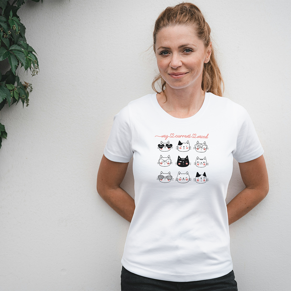 La T-shirt Mood Cats di Il mio negozio, nera con nove facce di gatto e la scritta "my current mood", è l'idea regalo perfetta e una maglietta personalizzata divertente per ogni occasione.