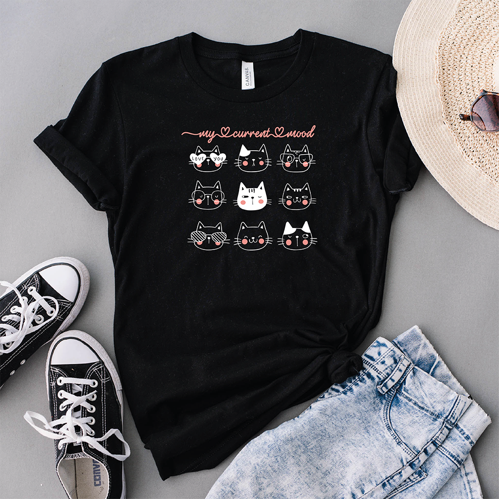 La T-shirt Mood Cats di Il mio negozio, nera con nove facce di gatto e la scritta "my current mood", è l'idea regalo perfetta e una maglietta personalizzata divertente per ogni occasione.