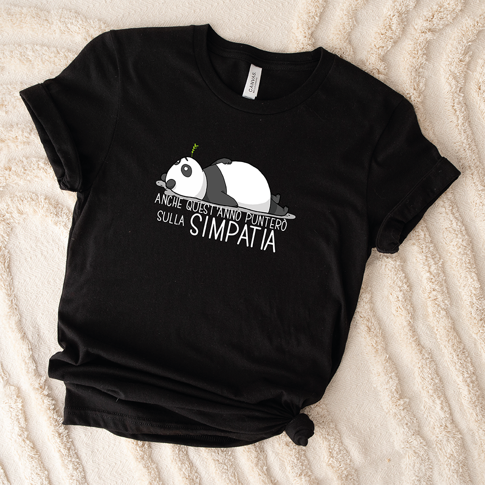 Il mio negozio T-shirt Simpatia: nera, con un simpatico panda assonnato e la scritta italiana "Anche quest'anno punterò sulla simpatia".