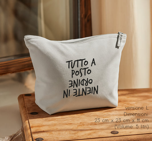 Pochette grande in cotone canvas naturale con scritta Tutto a posto ordine niente in versione L, con dimensioni 23 x 23 x 11 cm.