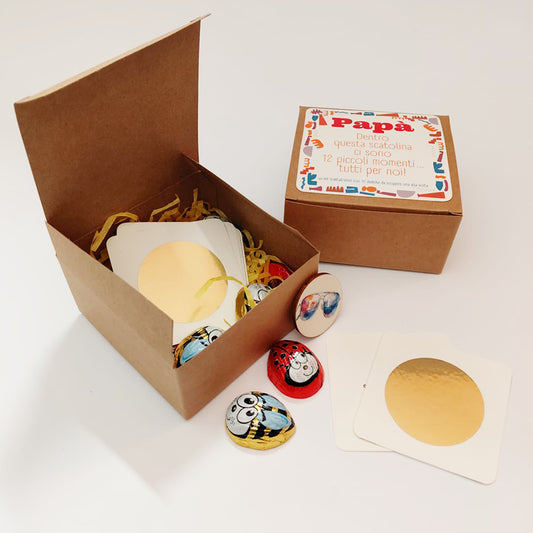 Scatolina regalo Festa del Papà in cartoncino kraft 10x10 con 12 tessere gratta e vinci, rafia gialla e 8 cioccolatini api e coccinelle