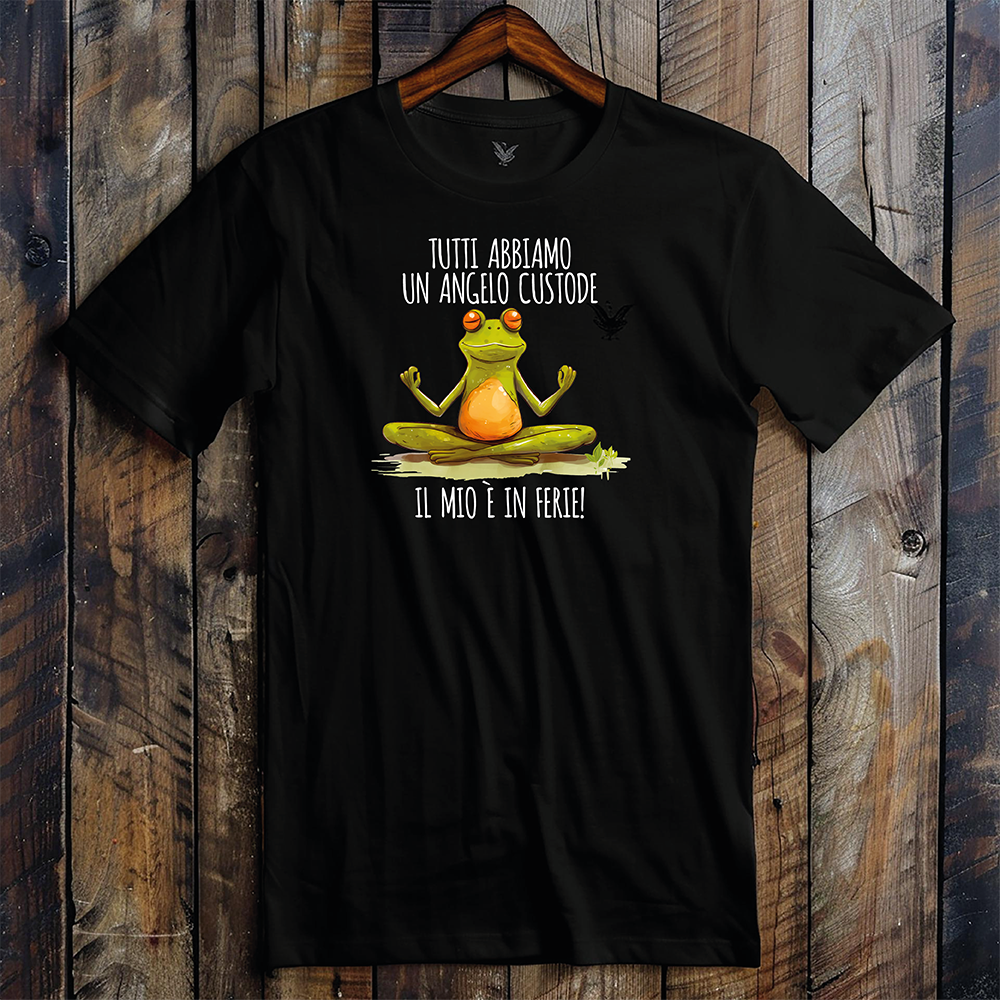 Il mio negozio T-shirt Angelo custode: maglietta nera con una rana cartoon su un tronco e la scritta italiana "Tutti abbiamo un angelo custode, il mio è in ferie!". Dalla collezione magliette personalizzate divertenti.