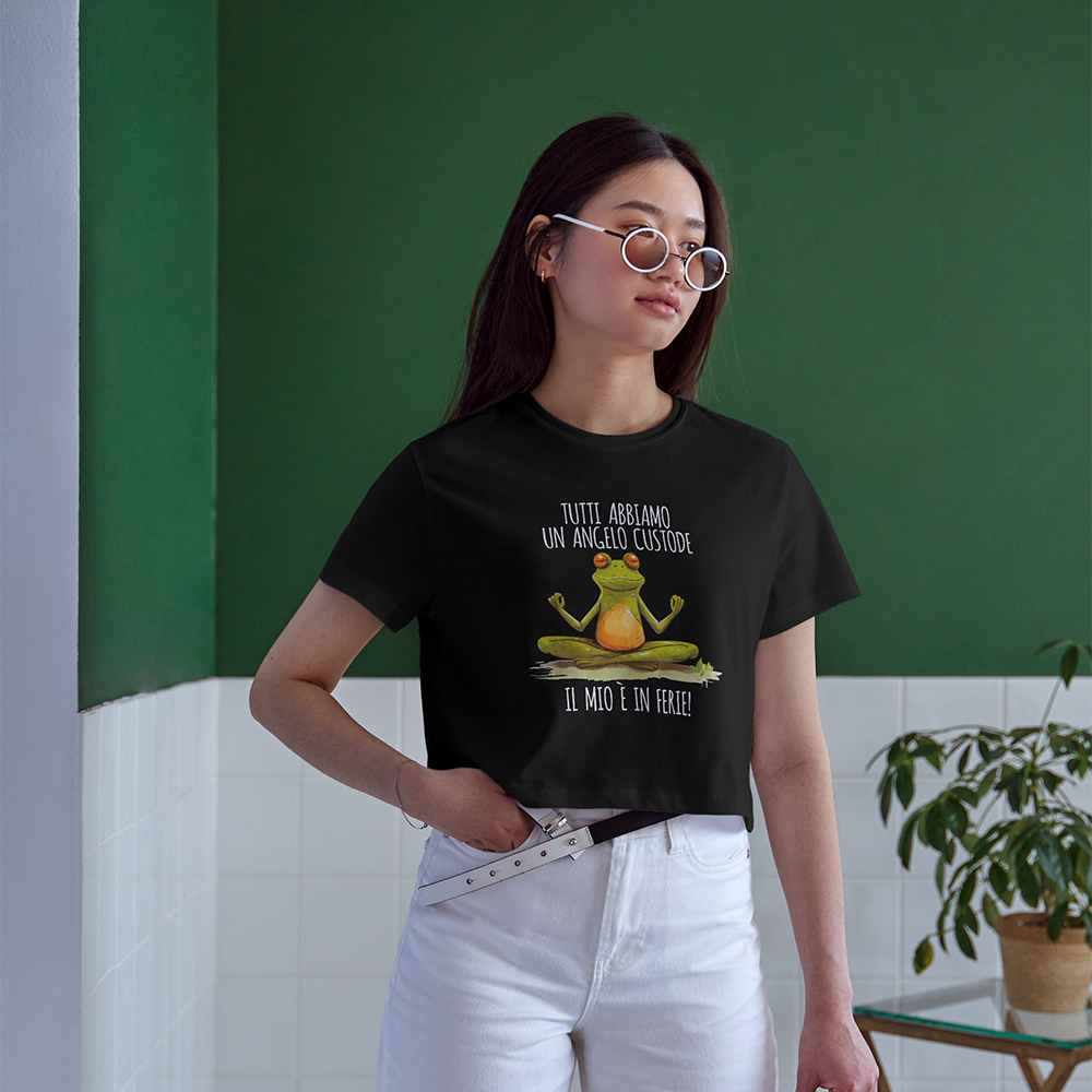 Il mio negozio T-shirt Angelo custode: maglietta nera con una rana cartoon su un tronco e la scritta italiana "Tutti abbiamo un angelo custode, il mio è in ferie!". Dalla collezione magliette personalizzate divertenti.