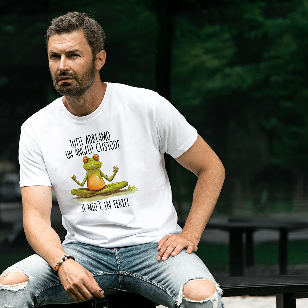 Il mio negozio T-shirt Angelo custode: maglietta nera con una rana cartoon su un tronco e la scritta italiana "Tutti abbiamo un angelo custode, il mio è in ferie!". Dalla collezione magliette personalizzate divertenti.