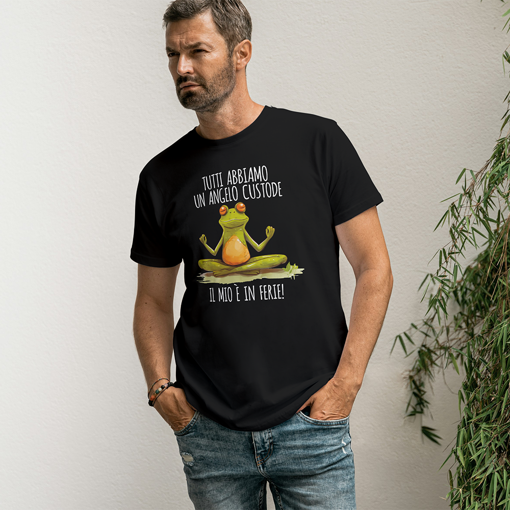 Il mio negozio T-shirt Angelo custode: maglietta nera con una rana cartoon su un tronco e la scritta italiana "Tutti abbiamo un angelo custode, il mio è in ferie!". Dalla collezione magliette personalizzate divertenti.