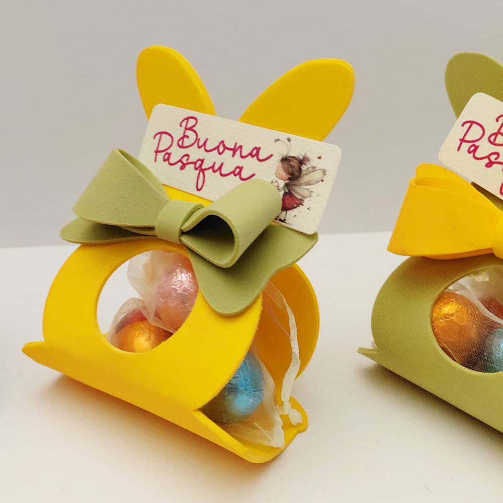 Coniglietto di Pasqua giallo con fiocco verde salvia e ovetti assortiti in sacchettino tulle