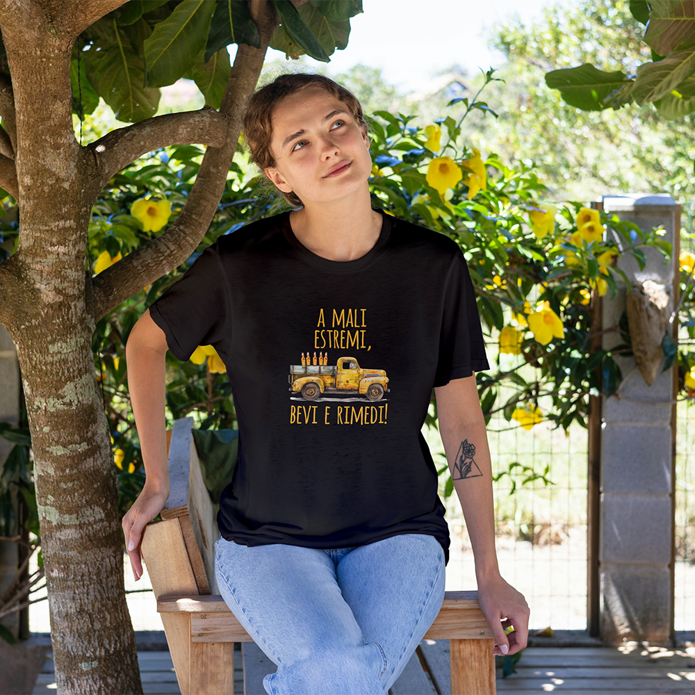 T-shirt A mali estremi... by Il mio negozio: una maglietta bianca con illustrazione di un pickup giallo carico di bottiglie e scritta italiana "A mali estremi, bevi e rimedi!"-perfetta per chi ama magliette divertenti.