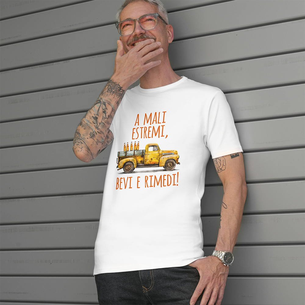 T-shirt A mali estremi... by Il mio negozio: una maglietta bianca con illustrazione di un pickup giallo carico di bottiglie e scritta italiana "A mali estremi, bevi e rimedi!"-perfetta per chi ama magliette divertenti.