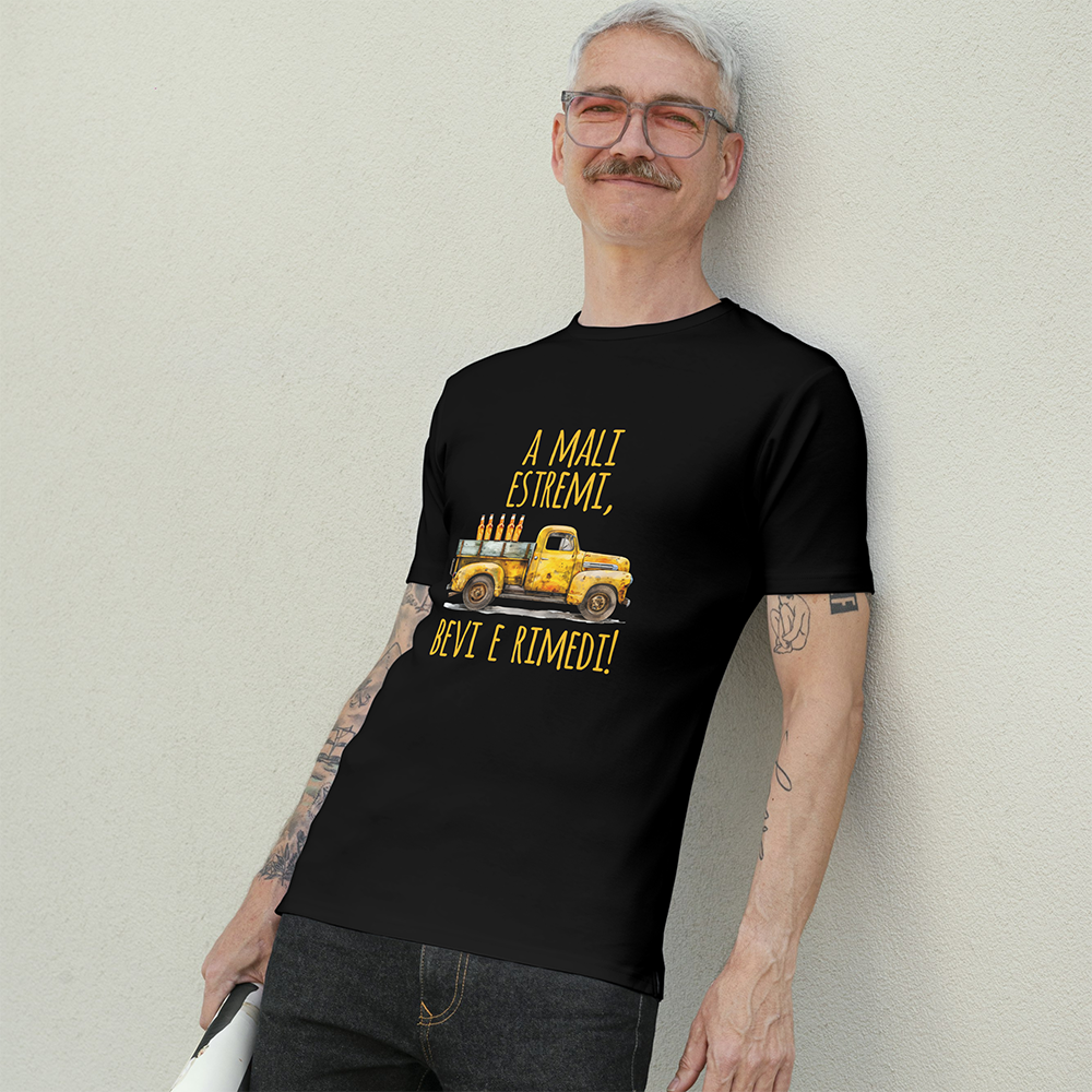T-shirt A mali estremi... by Il mio negozio: una maglietta bianca con illustrazione di un pickup giallo carico di bottiglie e scritta italiana "A mali estremi, bevi e rimedi!"-perfetta per chi ama magliette divertenti.