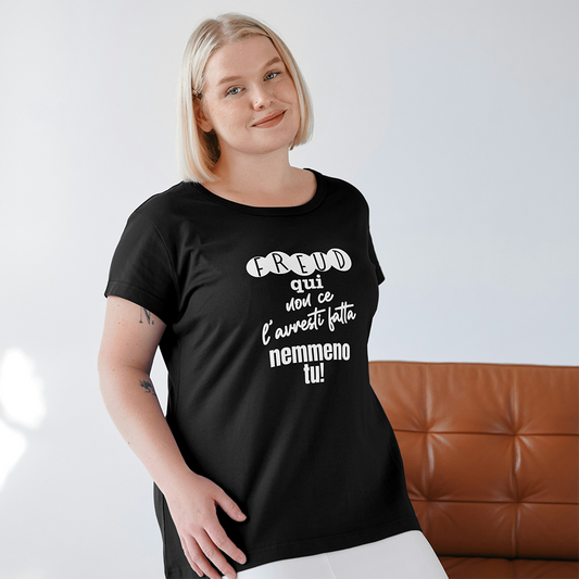 La T-shirt Freud de Il mio negozio è una maglietta bianca ripiegata con il testo italiano "Freud qui non ce l'hai fatta nemmeno tu!" visualizzato su una superficie nera; sullo sfondo compare una tazza rosa con puntini neri, che la rende una perfetta idea regalo.