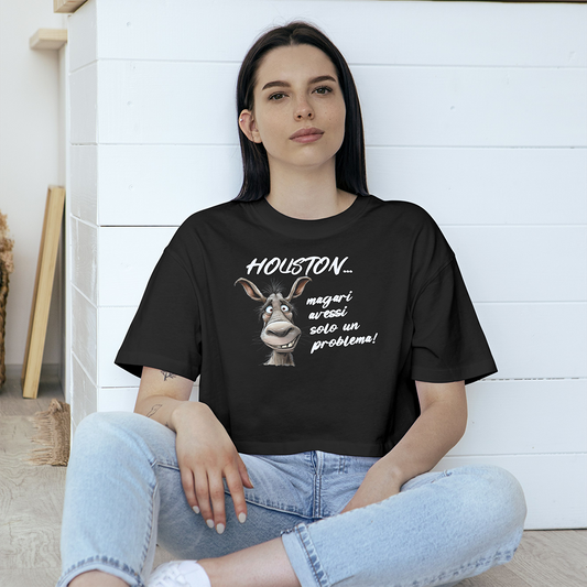 La T-shirt Houston de Il mio negozio è caratterizzata da una faccia d'asino in cartone animato e dalla scritta "HOUSTON... magari avessi solo un problema!" in bianco su nero, riportata su legno chiaro. Perfetta come idea regalo tra le magliette personalizzate divertenti.