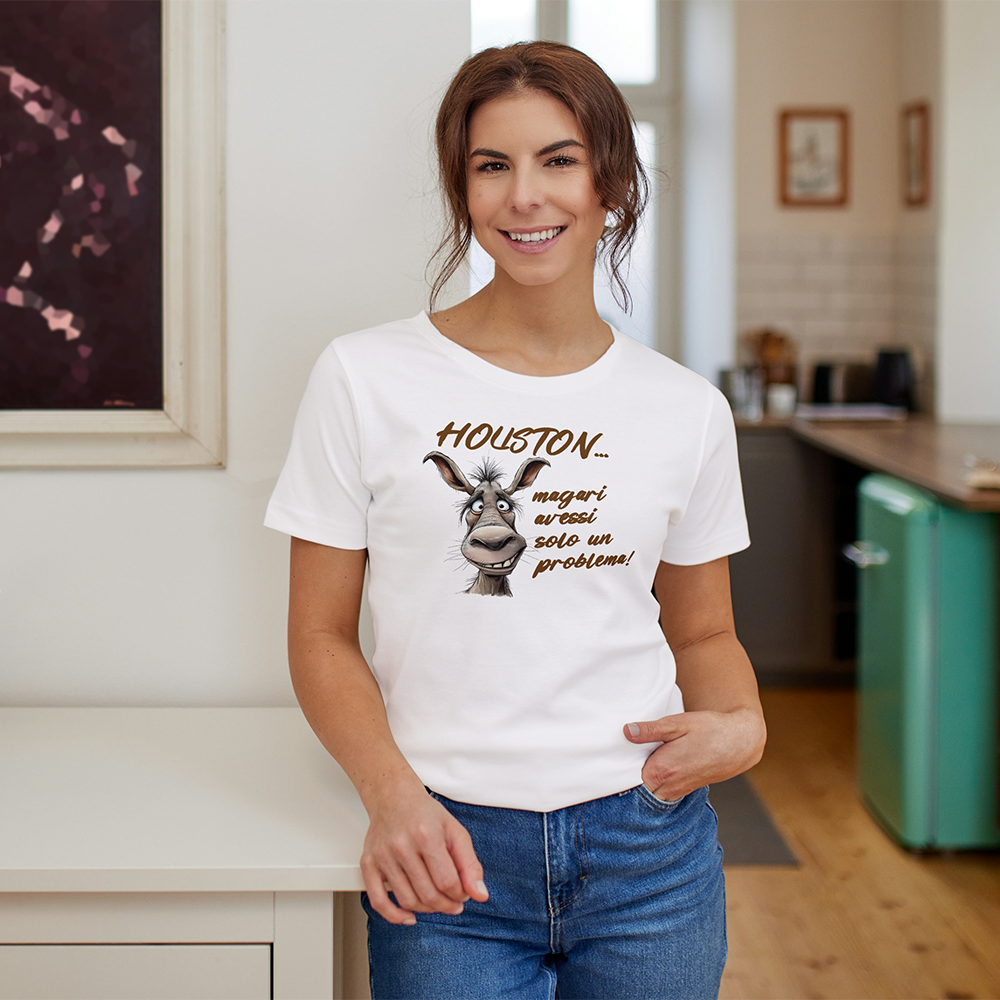La T-shirt Houston de Il mio negozio è caratterizzata da una faccia d'asino in cartone animato e dalla scritta "HOUSTON... magari avessi solo un problema!" in bianco su nero, riportata su legno chiaro. Perfetta come idea regalo tra le magliette personalizzate divertenti.
