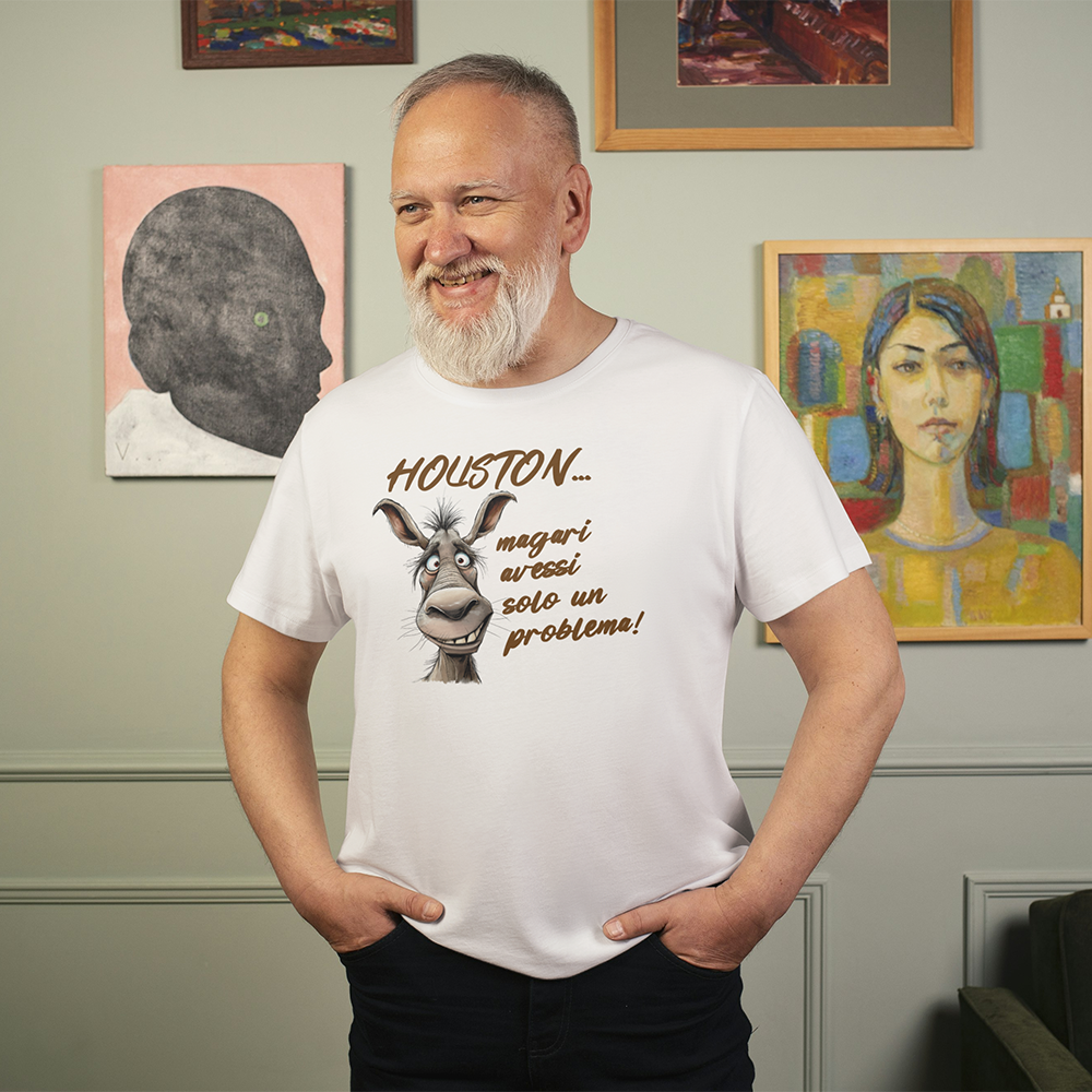 La T-shirt Houston de Il mio negozio è caratterizzata da una faccia d'asino in cartone animato e dalla scritta "HOUSTON... magari avessi solo un problema!" in bianco su nero, riportata su legno chiaro. Perfetta come idea regalo tra le magliette personalizzate divertenti.