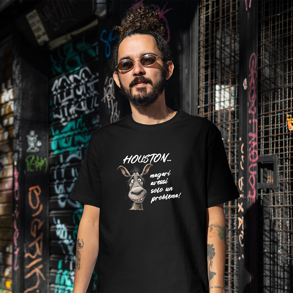 La T-shirt Houston de Il mio negozio è caratterizzata da una faccia d'asino in cartone animato e dalla scritta "HOUSTON... magari avessi solo un problema!" in bianco su nero, riportata su legno chiaro. Perfetta come idea regalo tra le magliette personalizzate divertenti.