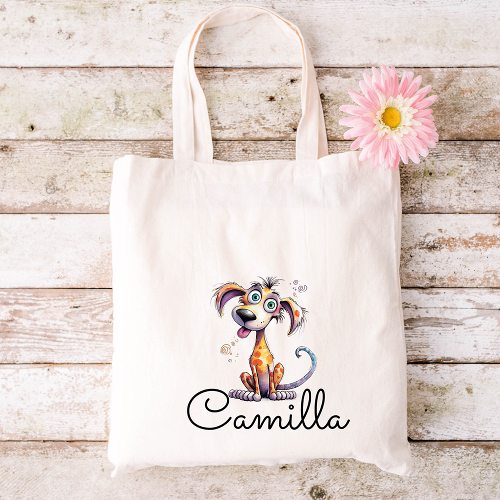 Borsa tote bianca con un cane dei cartoni animati, il nome di Camilla e un fiore rosa, perfetta da abbinare allo Specchietto Tondo di In Casa di Ale per un tocco di charme e personalizzazione nelle vostre uscite quotidiane.