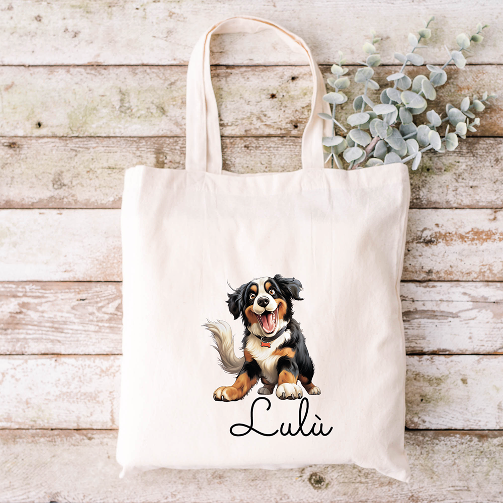 Borsa tote bianca con un cane dei cartoni animati e il nome Lulu su legno rustico e verde, perfetta da abbinare allo Specchietto Tondo di In Casa di Ale o ad altri accessori personalizzati.