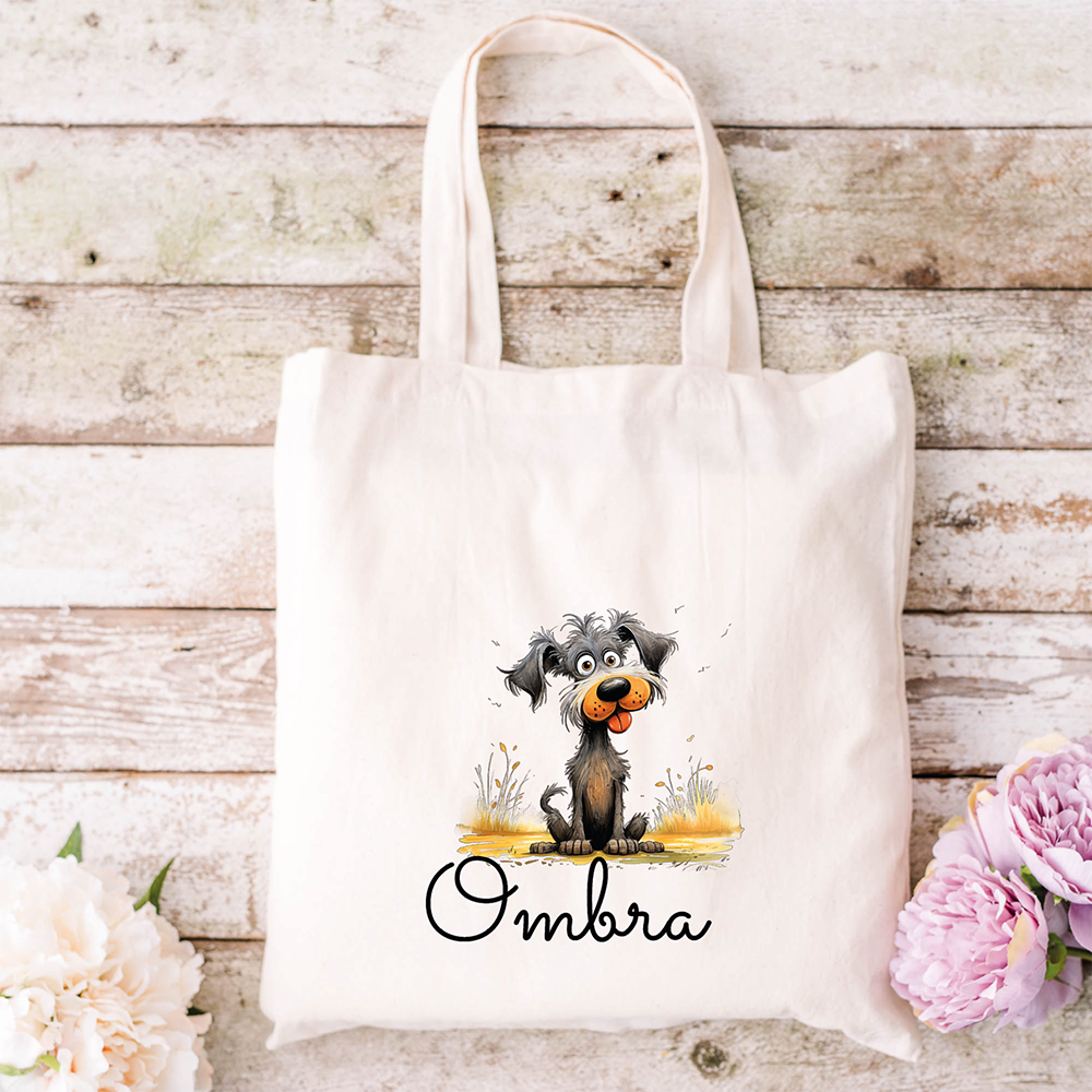Borsa tote color crema con un cane dei cartoni animati e la scritta "Ombra" su legno rustico con fiori, perfetta da abbinare allo Specchietto Tondo di In Casa di Ale per uno stile affascinante e coordinato.