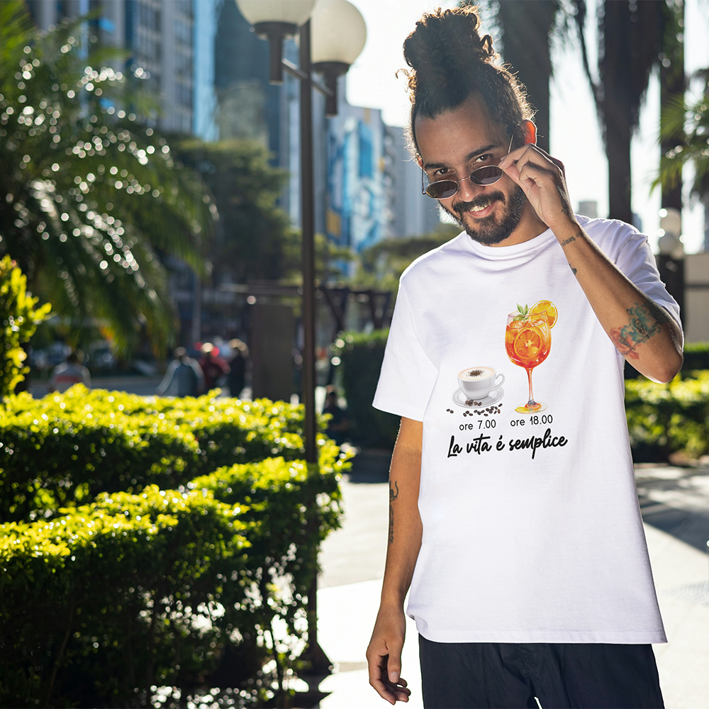 La T-shirt La vita è semplice di Il mio negozio ha illustrazioni di una tazza di caffè (ore 7.00) e un cocktail arancione (ore 18.00), con la frase "La vita è semplice". Ideale per chi ama magliette divertenti e personalizzate.