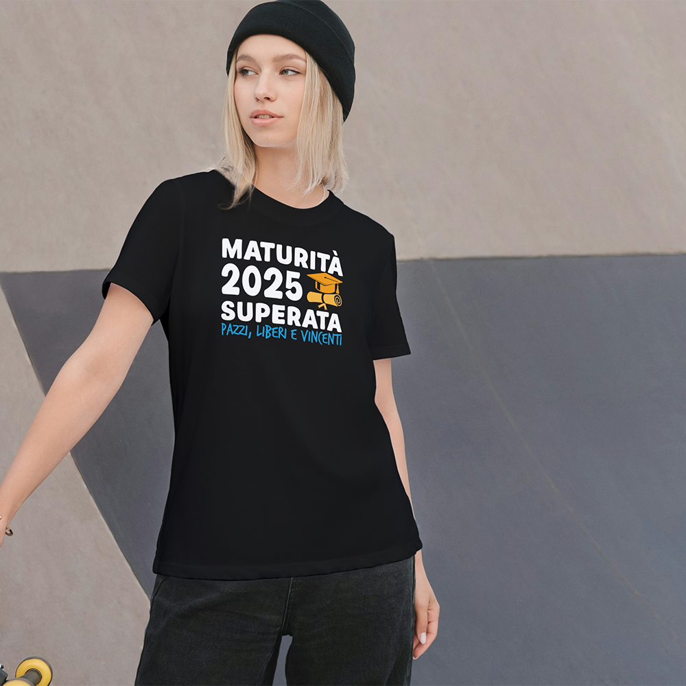 Tre T-shirt nere Maturità25 di In Casa di Ale: una riporta la scritta "Livello Maturità Sbloccato" in stile gaming, le altre sono magliette personalizzate a tema maturità, perfette come idee regalo.