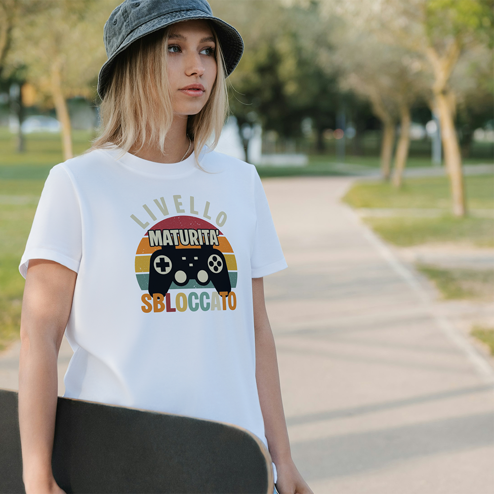 Tre T-shirt nere Maturità25 di In Casa di Ale: una riporta la scritta "Livello Maturità Sbloccato" in stile gaming, le altre sono magliette personalizzate a tema maturità, perfette come idee regalo.