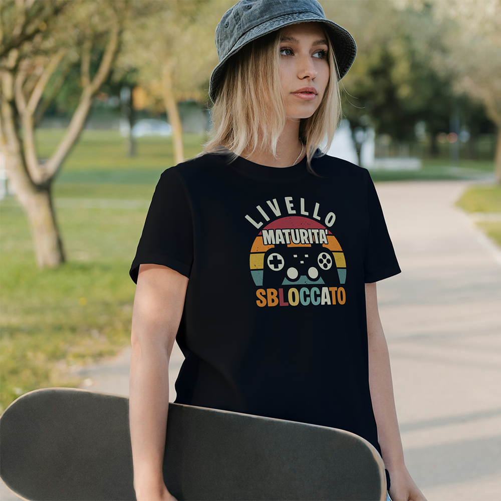 Tre T-shirt nere Maturità25 di In Casa di Ale: una riporta la scritta "Livello Maturità Sbloccato" in stile gaming, le altre sono magliette personalizzate a tema maturità, perfette come idee regalo.