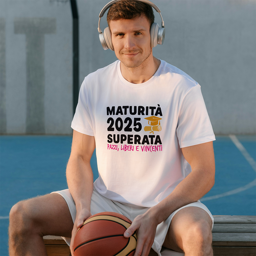 Tre T-shirt nere Maturità25 di In Casa di Ale: una riporta la scritta "Livello Maturità Sbloccato" in stile gaming, le altre sono magliette personalizzate a tema maturità, perfette come idee regalo.