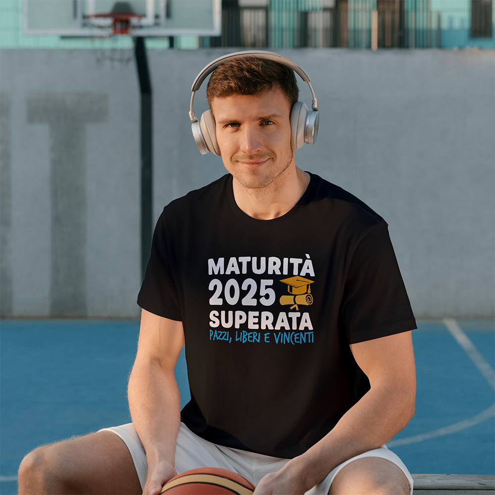 Tre T-shirt nere Maturità25 di In Casa di Ale: una riporta la scritta "Livello Maturità Sbloccato" in stile gaming, le altre sono magliette personalizzate a tema maturità, perfette come idee regalo.