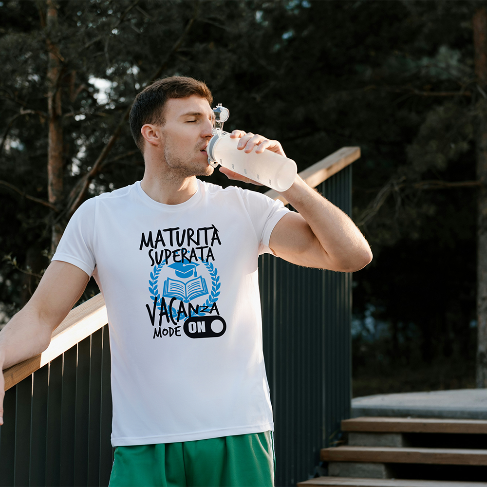 Tre T-shirt nere Maturità25 di In Casa di Ale: una riporta la scritta "Livello Maturità Sbloccato" in stile gaming, le altre sono magliette personalizzate a tema maturità, perfette come idee regalo.