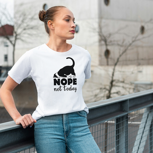 Una donna che indossa la maglietta Nope Hope Today de Il mio negozio, con la grafica di un gatto e il testo "NOPE not today", dimostra come questa maglietta personalizzabile sia un regalo originale per ogni occasione.