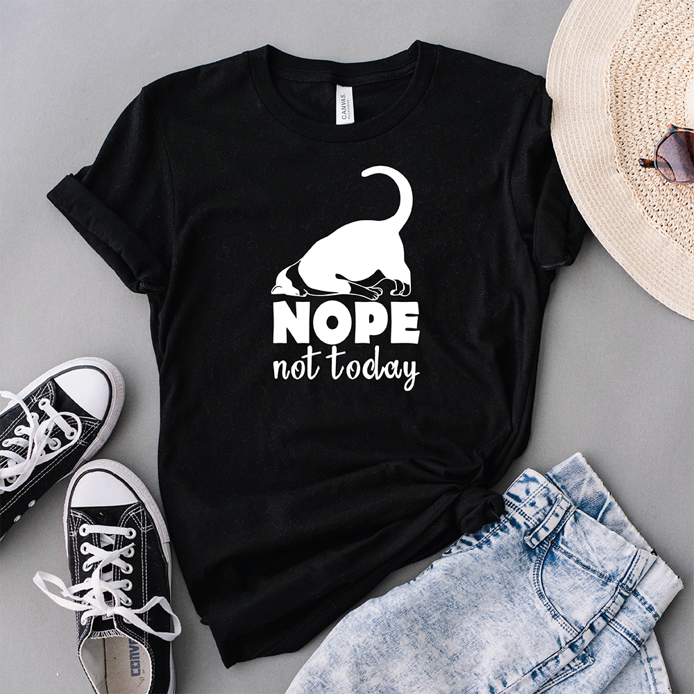La T-shirt Nope Hope Today de Il mio negozio è caratterizzata da un cane che si stira e dal testo "NOPE not today", un'idea regalo originale. Indossate questa t-shirt personalizzabile con pantaloncini, cappello e scarpe da ginnastica per uno stile rilassato!.