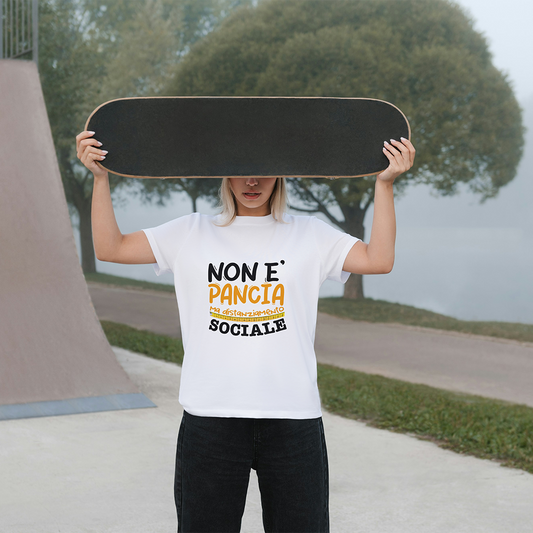 Persona che tiene uno skateboard davanti al viso, indossando la maglietta Pancia by Il mio negozio, all'aperto presso una rampa.