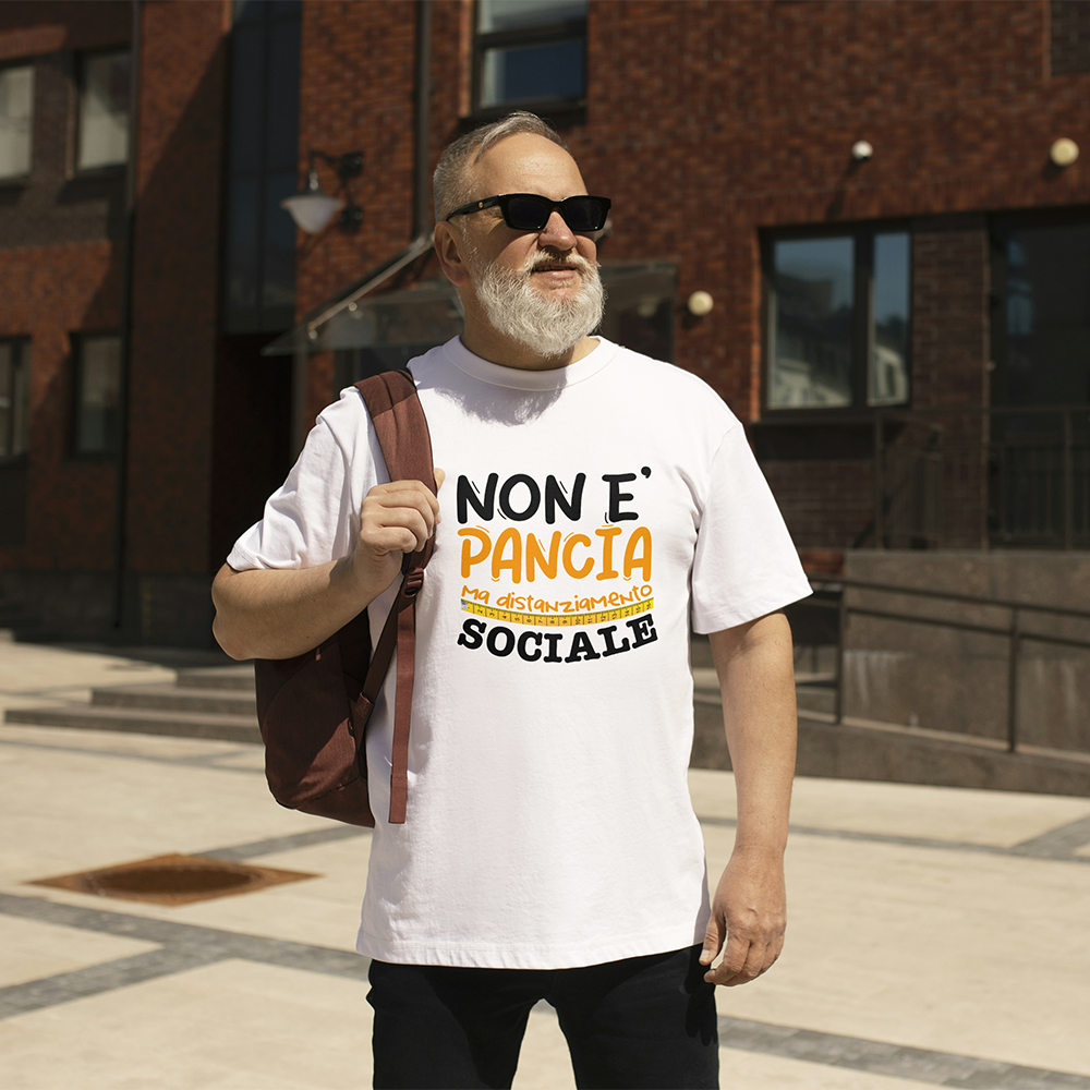Uomo anziano con la barba che indossa occhiali da sole e una maglietta Pancia by Il mio negozio con la scritta "Non è pancia ma distanziamento sociale".