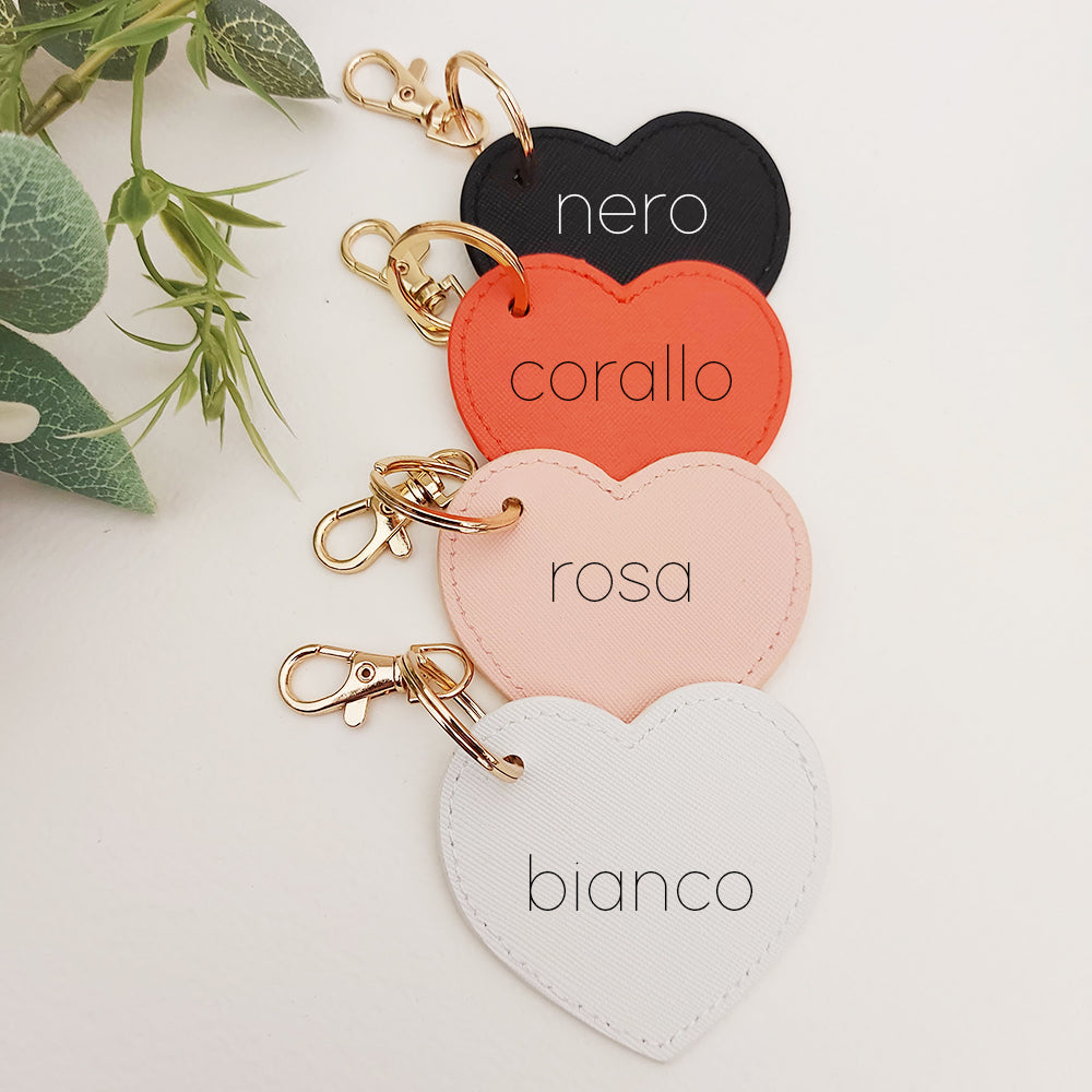 Nel Portachiavi Cuore di Casa di Ale: quattro portachiavi in pelle PU a forma di cuore nei colori nero, corallo, rosa e bianco, eleganti e personalizzabili per un tocco unico.