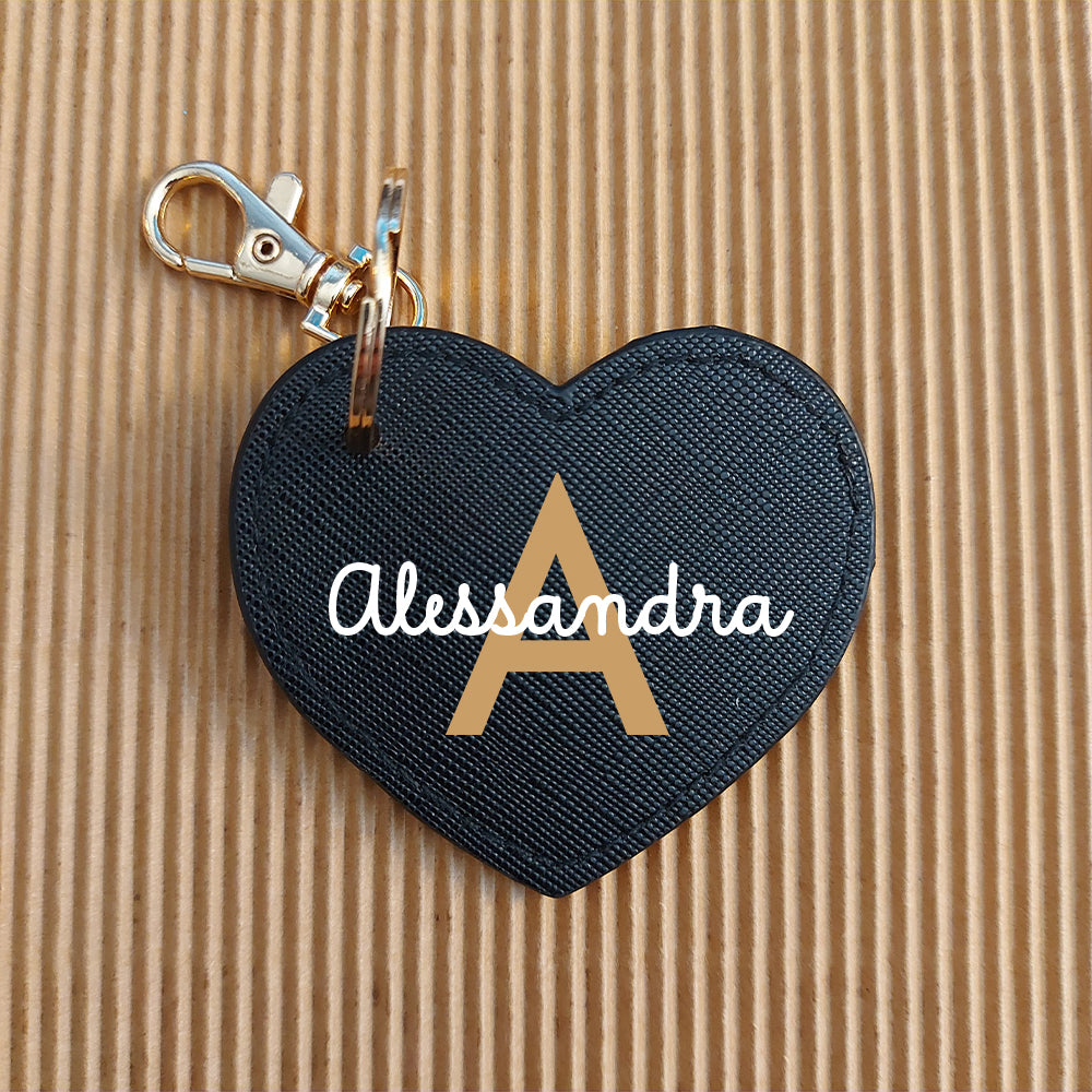 Portachiavi Cuore di In Casa di Ale, elegante portachiavi in pelle nera con dettaglio iniziale dorato. Perfetto per personalizzare il tuo stile con un tocco unico e raffinato.