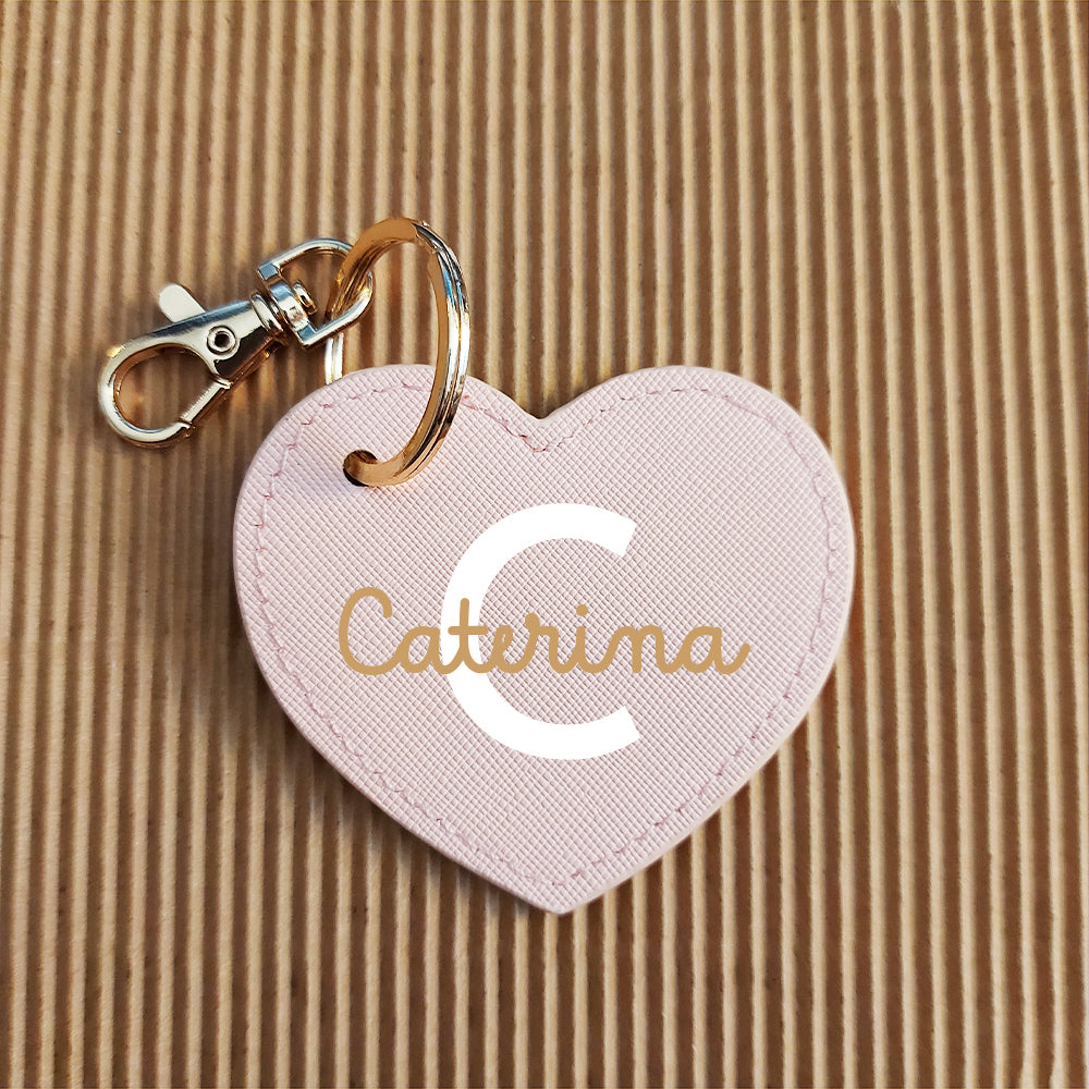Portachiavi Cuore di In Casa di Ale: a forma di cuore, rosa, personalizzabile con il nome Caterina e una grande C bianca su sfondo a righe.